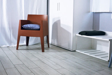 Esempio di una camera matrimoniale contemporanea con pavimento con piastrelle in ceramica e pavimento grigio