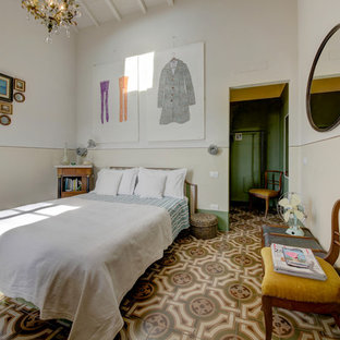 Ispirazione per una grande camera da letto mediterranea con pareti bianche, nessun camino e pavimento multicolore