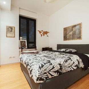 Idee per una camera matrimoniale contemporanea con pareti bianche, parquet chiaro e pavimento beige