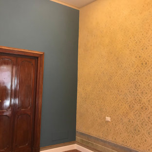 Foto de dormitorio principal, de estilo americano, grande, con paredes azules y suelo rojo