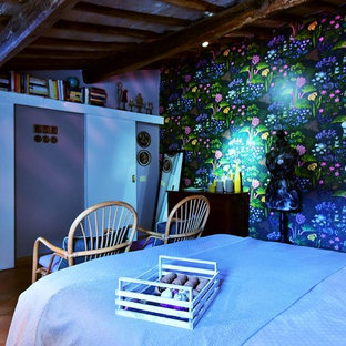 Imagen de dormitorio principal, ecléctico, de tamaño medio, con paredes púrpuras, suelo de baldosas de terracota y suelo marrón