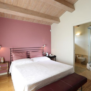 Ispirazione per una camera matrimoniale contemporanea di medie dimensioni con pareti rosa, pavimento in legno massello medio e pavimento marrone