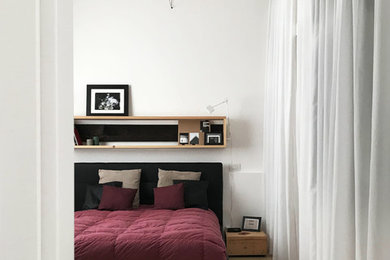 Diseño de dormitorio principal actual con paredes blancas, suelo de baldosas de porcelana y suelo beige