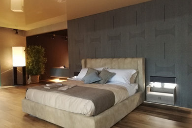 Modelo de dormitorio principal minimalista grande con paredes marrones, suelo vinílico, chimenea de esquina, marco de chimenea de yeso y suelo marrón