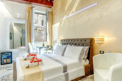 Idee per una camera matrimoniale minimalista con pavimento in terracotta, pavimento multicolore e pareti beige