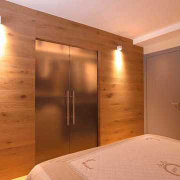 Camera da letto con boiserie che separa dalla cabina armadio