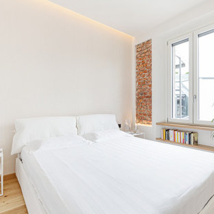 Idee per una camera matrimoniale nordica di medie dimensioni con pareti bianche, parquet chiaro e pavimento beige