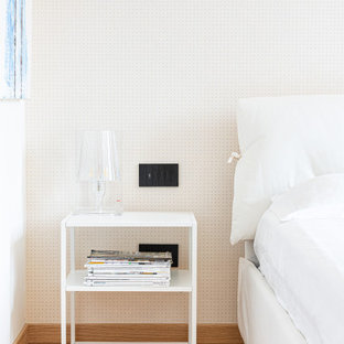 Mittelgroßes Skandinavisches Hauptschlafzimmer mit weißer Wandfarbe, hellem Holzboden, eingelassener Decke und Tapetenwänden in Mailand