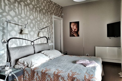 ボローニャにあるコンテンポラリースタイルのおしゃれな寝室 (グレーの壁) のインテリア
