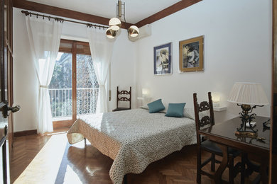 Foto de dormitorio principal tradicional grande con paredes blancas y suelo de madera en tonos medios