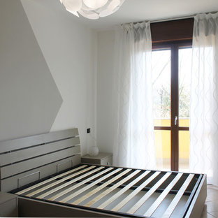 Modelo de dormitorio principal, actual, de tamaño medio, sin chimenea, con paredes grises, suelo de baldosas de porcelana y suelo rosa