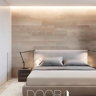 Modelo de dormitorio principal, minimalista, pequeño, con paredes beige, suelo de corcho y suelo beige