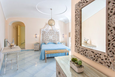 Esempio di una grande camera da letto mediterranea con pareti beige