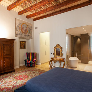 Foto di una grande camera matrimoniale mediterranea con pareti bianche, parquet chiaro e pavimento beige