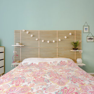 Ispirazione per una camera da letto costiera con pareti verdi, parquet chiaro e nessun camino
