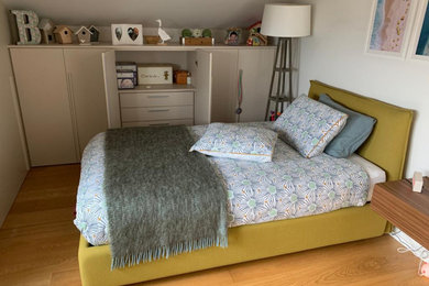 ミラノにある中くらいなコンテンポラリースタイルのおしゃれな寝室 (白い壁、淡色無垢フローリング、白い床) のインテリア