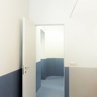 Ispirazione per una camera matrimoniale minimal di medie dimensioni con pareti bianche, pavimento in gres porcellanato, nessun camino e pavimento turchese