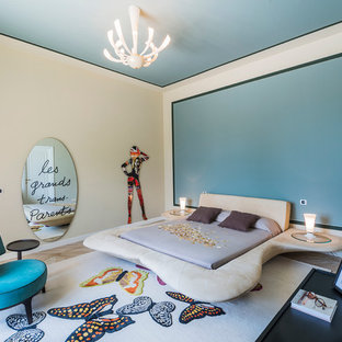 Foto de habitación de invitados contemporánea, grande, con paredes beige y suelo de mármol