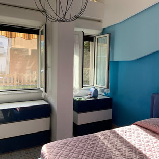 Foto de dormitorio principal, moderno, pequeño, con paredes azules, suelo de baldosas de porcelana y suelo turquesa