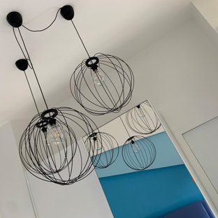 Diseño de dormitorio principal, moderno, pequeño, con paredes azules, suelo de baldosas de porcelana y suelo turquesa