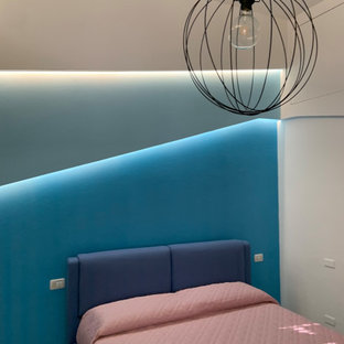 Modelo de dormitorio principal, moderno, pequeño, con paredes azules, suelo de baldosas de porcelana y suelo turquesa