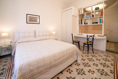 Ispirazione per una piccola camera matrimoniale mediterranea con pareti bianche e soffitto a volta