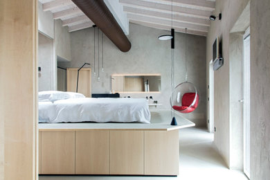 Foto di una camera da letto minimalista con pareti grigie e pavimento grigio
