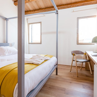 Idee per una camera da letto mediterranea con pareti bianche, parquet chiaro e pavimento marrone
