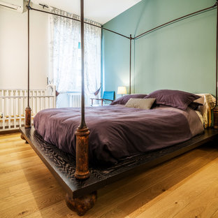 Foto di una camera matrimoniale chic di medie dimensioni con pareti verdi, pavimento in legno massello medio, nessun camino e pavimento marrone