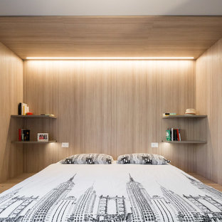 Imagen de dormitorio principal, contemporáneo, pequeño, con paredes beige, suelo de madera en tonos medios y suelo gris