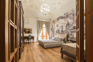 カターニア／パルレモにある広いおしゃれな寝室 (淡色無垢フローリング、ベージュの床) のレイアウト