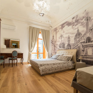 Immagine di una camera matrimoniale classica con parquet chiaro e pavimento beige