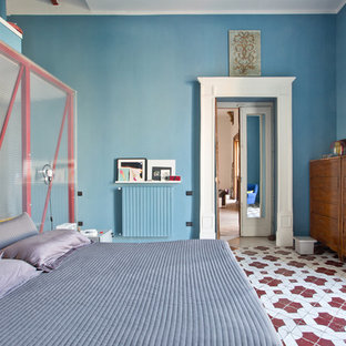 Diseño de dormitorio principal, bohemio, grande, sin chimenea, con suelo de baldosas de cerámica, paredes azules y suelo multicolor