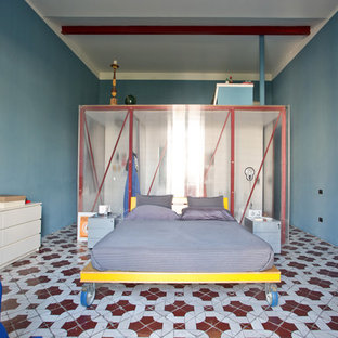 Modelo de dormitorio bohemio, grande, sin chimenea, con paredes azules, suelo de baldosas de cerámica y suelo multicolor
