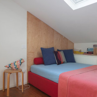 Idee per una piccola camera da letto contemporanea con pareti bianche, pavimento in legno massello medio, pavimento marrone e soffitto a volta