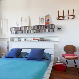 Foto di una camera matrimoniale design di medie dimensioni con pareti bianche, parquet scuro, travi a vista, soffitto in legno e pavimento marrone