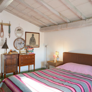 Idee per una camera da letto eclettica con pareti bianche, pavimento in legno verniciato e pavimento verde
