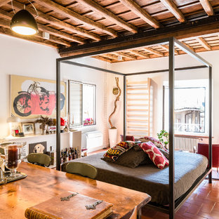 Esempio di una camera da letto bohémian con pareti bianche e pavimento in terracotta