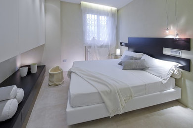 Immagine di una piccola camera matrimoniale minimalista con pareti beige, pavimento in gres porcellanato e pavimento beige