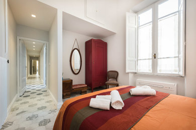 Idee per una piccola camera da letto boho chic con pavimento con piastrelle in ceramica