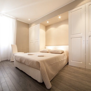 Esempio di una camera matrimoniale design con parquet scuro, pareti beige e pavimento marrone