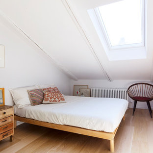 Foto di una camera da letto contemporanea con pareti bianche, parquet chiaro e pavimento beige