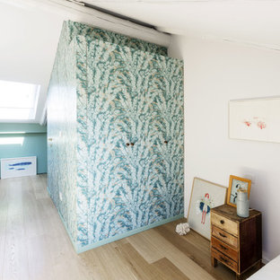 Idee per una camera da letto design con pareti bianche, parquet chiaro e pavimento beige