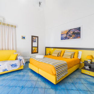 Ejemplo de dormitorio principal y abovedado, moderno, grande, con paredes blancas, suelo turquesa y suelo de baldosas de porcelana