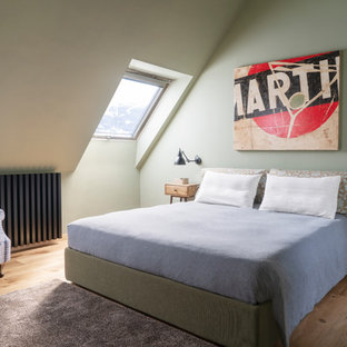 Idee per una camera da letto contemporanea con pareti verdi, pavimento in legno massello medio e nessun camino
