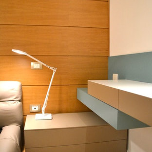 Modelo de dormitorio principal, contemporáneo, pequeño, con paredes multicolor y suelo de madera clara