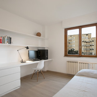 Idee per una camera da letto scandinava con pareti bianche, parquet chiaro e pavimento beige