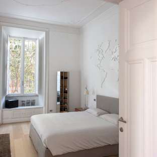 Esempio di una camera da letto contemporanea con pareti bianche, parquet chiaro e pavimento beige