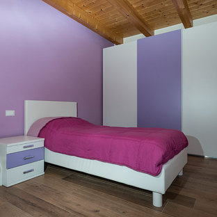 Foto de habitación de invitados moderna, de tamaño medio, con paredes púrpuras, suelo de madera pintada y suelo marrón