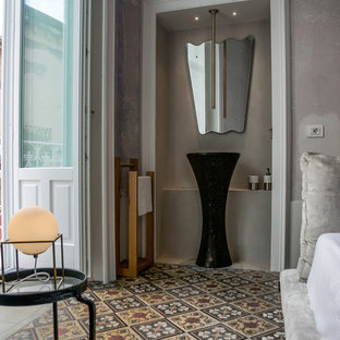 Foto di una camera matrimoniale mediterranea con soffitto a volta, pavimento in cemento e pavimento multicolore